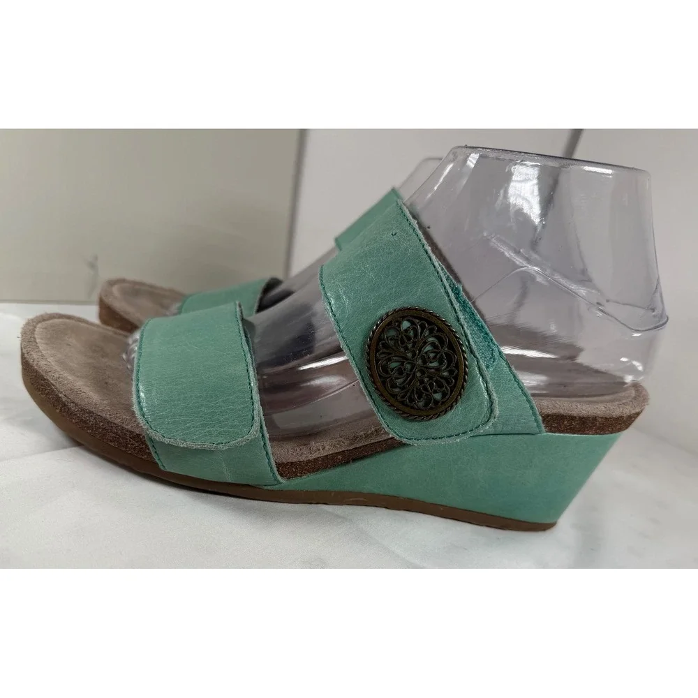 Aetrex Teal‎ Leather Wedge Sandals Adjustable Straps Bronze Medallion Womens